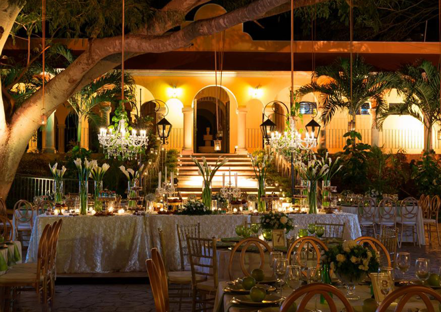 Celebración frente a la fachada iluminada de Hacienda El Triunfo