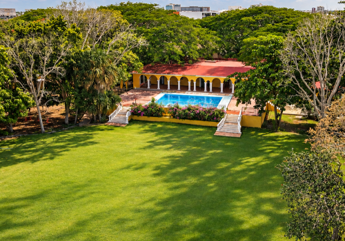 Vista aérea del jardín trasero, la arquería y la alberca